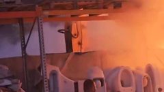 مستوطنون يحرقون محلا تجاريا وجرافة في قرية بزاريا شمال غرب نابلس