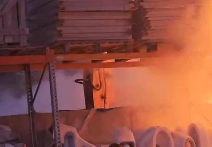 مستوطنون يحرقون محلا تجاريا وجرافة في قرية بزاريا شمال غرب نابلس