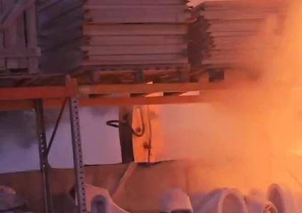 مستوطنون يحرقون محلا تجاريا وجرافة في قرية بزاريا شمال غرب نابلس