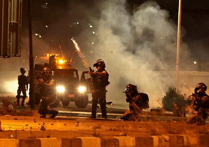 الاحتلال يعتدي على عدد من المواطنين ويتسبب بإحراق مركبة في الرام