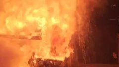 مستوطنون يحرقون محلا تجاريا وجرافة في قرية بزاريا شمال غرب نابلس