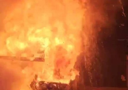 مستوطنون يحرقون محلا تجاريا وجرافة في قرية بزاريا شمال غرب نابلس