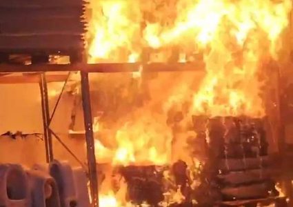 مستوطنون يحرقون محلا تجاريا وجرافة في قرية بزاريا شمال غرب نابلس