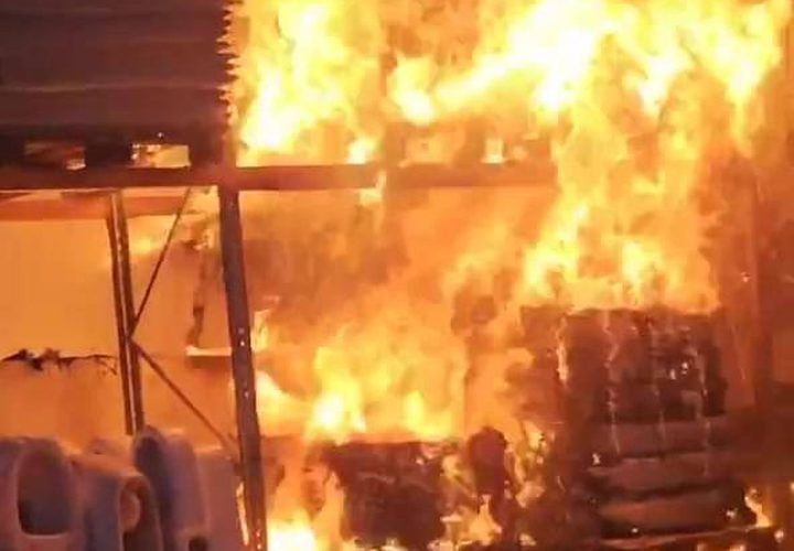 مستوطنون يحرقون محلا تجاريا وجرافة في قرية بزاريا شمال غرب نابلس