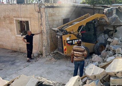 الاحتلال يجبر مواطنا على هدم منزله في بيت حنينا