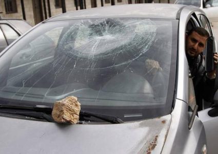 مستوطنون يهاجمون مركبات المواطنين قرب قرية شقبا