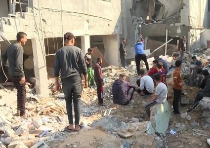 خمسة شهداء في قصف الاحتلال منزلا وسط قطاع غزة