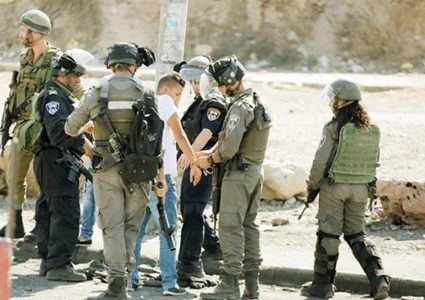 الاحتلال يعتقل مواطنا ونجله من  بيت جالا