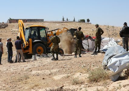 قوات الاحتلال تستولي على جرافة جنوب نابلس