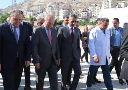 مكتب رئيس الوزراء ينفي الأنباء حول عرض للمسلحين بمخيم بلاطة ويؤكد دعمه للمخيمات