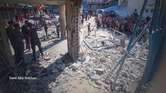 آثار الدمار في استهداف مدرسة تابعة لوكالة الغوث تؤوي نازحين في مخيم النصيرات وسط قطاع غزة.