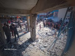 آثار الدمار في استهداف مدرسة تابعة لوكالة الغوث تؤوي نازحين في مخيم النصيرات وسط قطاع غزة.