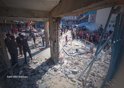 آثار الدمار في استهداف مدرسة تابعة لوكالة الغوث تؤوي نازحين في مخيم النصيرات وسط قطاع غزة.