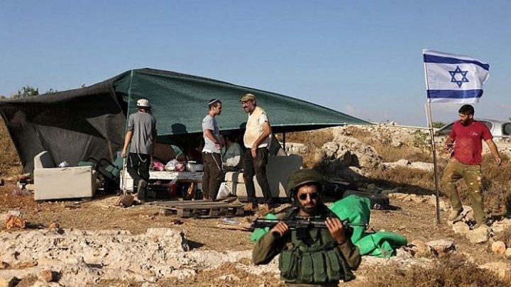 مستوطنون يضعون ثلاثة بيوت متنقلة في منطقة الركيز بمسافر يطا