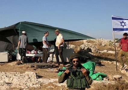 مستوطنون يضعون ثلاثة بيوت متنقلة في منطقة الركيز بمسافر يطا