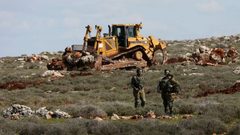 الاحتلال يجرف مساحات واسعة غرب سلفيت