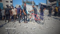 آثار الدمار في استهداف مدرسة تابعة لوكالة الغوث تؤوي نازحين في مخيم النصيرات وسط قطاع غزة.