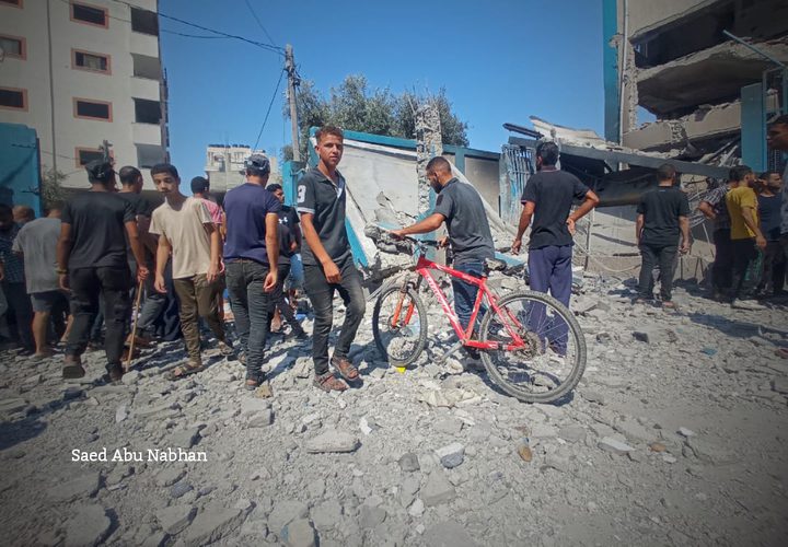 آثار الدمار في استهداف مدرسة تابعة لوكالة الغوث تؤوي نازحين في مخيم النصيرات وسط قطاع غزة.