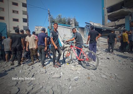 آثار الدمار في استهداف مدرسة تابعة لوكالة الغوث تؤوي نازحين في مخيم النصيرات وسط قطاع غزة.