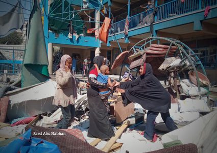 آثار الدمار في استهداف مدرسة تابعة لوكالة الغوث تؤوي نازحين في مخيم النصيرات وسط قطاع غزة.