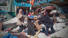 آثار الدمار في استهداف مدرسة تابعة لوكالة الغوث تؤوي نازحين في مخيم النصيرات وسط قطاع غزة.