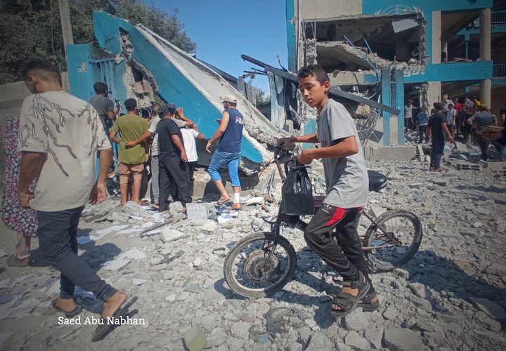 آثار الدمار في استهداف مدرسة تابعة لوكالة الغوث تؤوي نازحين في مخيم النصيرات وسط قطاع غزة.