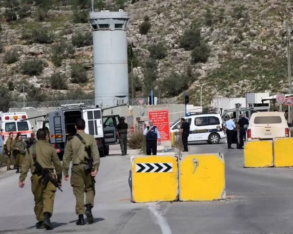 الاحتلال يغلق حاجز جبع العسكري شمال القدس