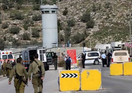 الاحتلال يغلق حاجز جبع العسكري شمال القدس