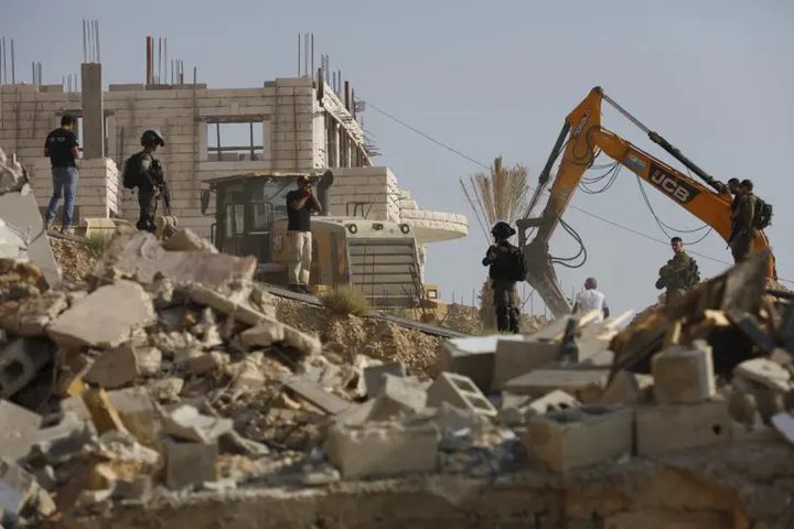 الاحتلال يهدم منزلا في قرية الولجة شمال غرب بيت لحم