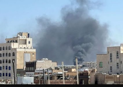 غارات أميركية بريطانية على مطار الحديدة