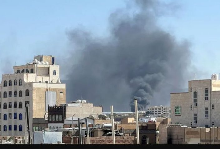 غارات أميركية بريطانية على مطار الحديدة