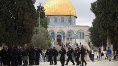 مستوطنون يقتحمون المسجد الأقصى