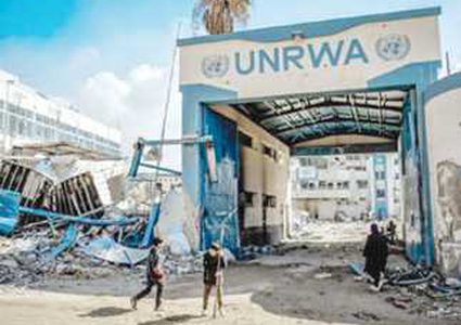 مقر "الأونروا" الرئيسي في غزة تحول إلى ساحة حرب.. ولازاريني يصفه بـ "المروّع"