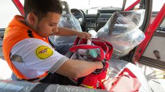 يزن أقطش يحول سيارته إلى عربة إسعاف لإنقاذ الجرحى في بيتا