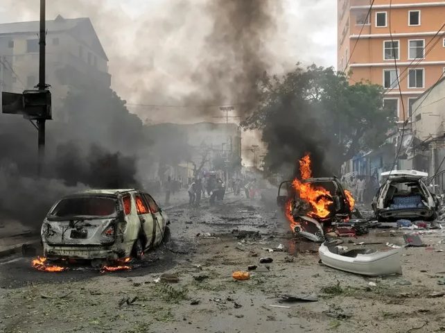 قتلى وجرحى بانفجار سيارة مفخخة بمقهى في مقديشو