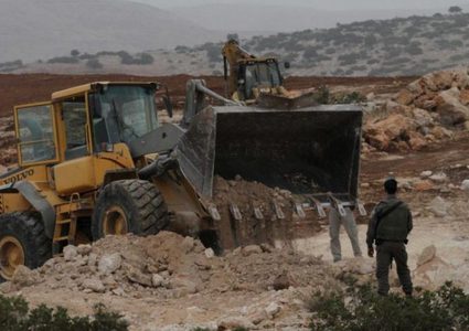 مستوطنون يستولون على جرافة شرق نابلس