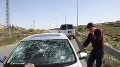 مستوطنون يرشقون مركبات المواطنين بالحجارة غرب نابلس