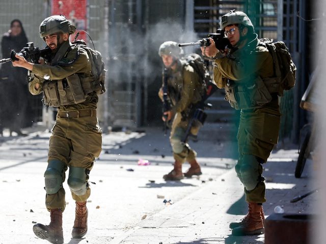 إصابتان في اشتباكات عنيفة واعتقالات في مخيم بلاطة إثر اقتحام قوات الاحتلال