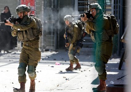 إصابتان في اشتباكات عنيفة واعتقالات في مخيم بلاطة إثر اقتحام قوات الاحتلال