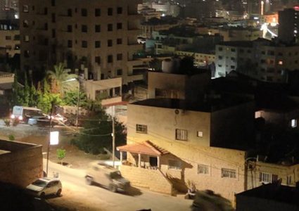 قوات الاحتلال تستهدف احد المنازل في جنين بقذائف الانيرجا