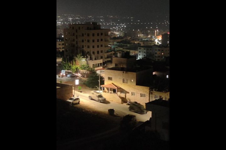 قوات الاحتلال تستهدف احد المنازل في جنين بقذائف الانيرجا