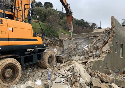 الاحتلال يخطر بهدم بناية سكنية في كفر عقب شمال القدس