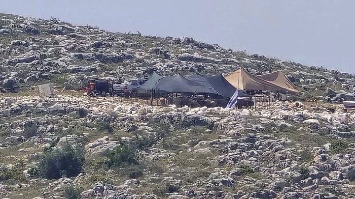 مستوطنون يعيدون نصب خيام في كفر الديك غرب سلفيت
