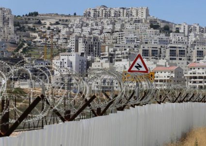 في ظل التواطئ الدولي.. كيف يواجه الفلسطينيون التغول الاستيطاني؟