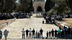 40 ألفا يؤدون صلاة الجمعة في المسجد الأقصى