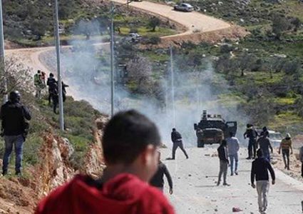 إصابة صحفي بقنبلة غاز  خلال قمع الاحتلال مسيرة في بيتا