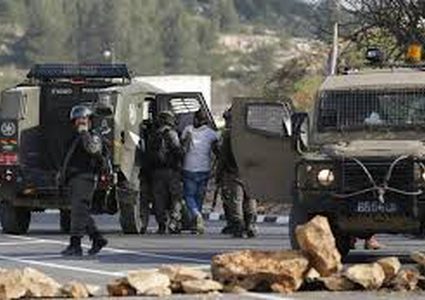 الاحتلال يعتقل ثلاثة مواطنين من بيت كاحل شمال الخليل