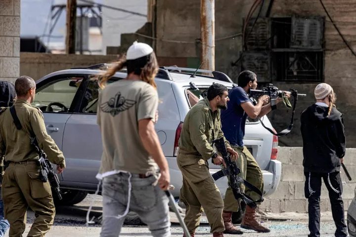 مستوطنون يهاجمون مركبات المواطنين جنوب نابلس