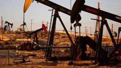 النفط يهبط للأسبوع الثاني ويغلق عند أدنى مستوى في شهر