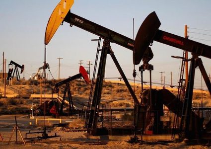 النفط يهبط للأسبوع الثاني ويغلق عند أدنى مستوى في شهر